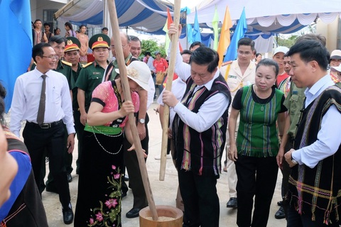 Ông Nguyễn Trọng Nghĩa: Khơi dậy lòng yêu nước, tự hào dân tộc - Ảnh 3. Trưởng Ban Tuyên giáo Trung ương cùng người dân tham gia giã gạo tại ngày hội - Ảnh: A LỘC
