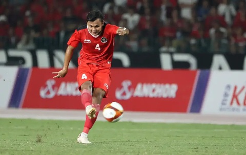 Vì sau U23 Indonesia gọi cầu thủ bị cấm thi đấu tham dự U23 Đông Nam Á? - Ảnh 1. Komang Teguh thi đấu trận chung kết SEA Games 32 gặp Thái Lan - Ảnh: BOLA