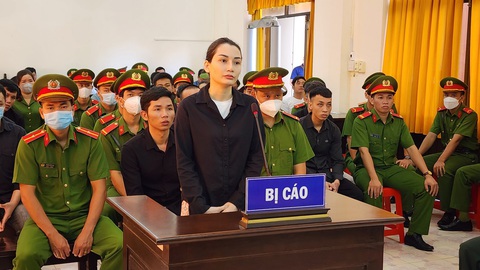 TAND Kiên Giang xét xử ‘bà trùm’ mua bán súng qua mạng - Ảnh 1. Bà Vũ Thị Diệp tại phiên tòa - Ảnh: VĂN VŨ