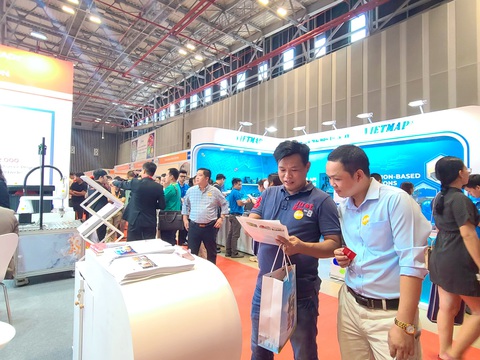 Tìm kiếm giải pháp logistics đột phá tại triển lãm đầu ngành - VILOG 2023 - Ảnh 2. Khách tham quan tìm hiểu các sản phẩm, dịch vụ mới tại Triển lãm quốc tế Logistics Việt Nam (VILOG 2023 ) - Ảnh: NHẬT XUÂN
