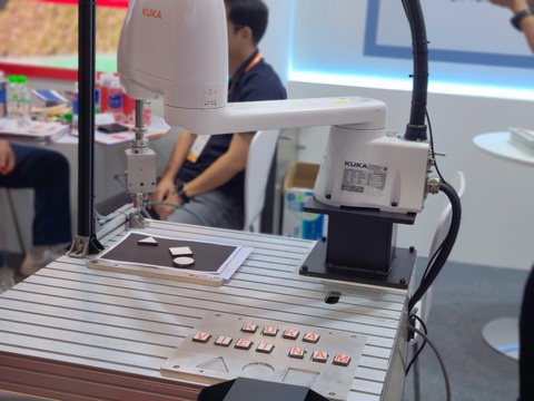 Tìm kiếm giải pháp logistics đột phá tại triển lãm đầu ngành - VILOG 2023 - Ảnh 4. Một robot có chức năng gắp và vận chuyển đồ vật với tốc độ và chính xác cao được giới thiệu tại triển lãm - Ảnh: NHẬT XUÂN