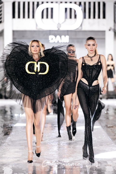 Siêu mẫu Võ Hoàng Yến lý giải: "D.A.M là chữ viết tắt của Desire After Midnight" không chỉ gợi lên sự bí ẩn, kiêu kỳ ở phái đẹp, mà còn là sự mở ra của một hành trình tìm kiếm bản thân, mới mẻ hơn, quyến rũ hơn cho mọi cô gái. Siêu mẫu Võ Hoàng Yến lý giải: "D.A.M là chữ viết tắt của Desire After Midnight" không chỉ gợi lên sự bí ẩn, kiêu kỳ ở phái đẹp, mà còn là sự mở ra của một hành trình tìm kiếm bản thân, mới mẻ hơn, quyến rũ hơn cho mọi cô gái.