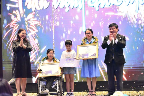 Rơi nước mắt ở lễ trao giải cuộc thi 'Tiêm ngừa - chuyện chưa kể' - Ảnh 1. Hai tác giả đoạt giải đặc biệt của cuộc thi - Ảnh: DUYÊN PHAN