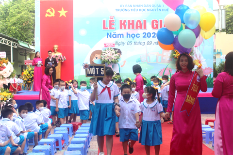 Vì sao TP.HCM đề xuất tiếp tục hỗ trợ học phí năm học mới? - Ảnh 1. Học sinh TP.HCM trong ngày khai giảng năm học mới. Năm nay, TP.HCM tiếp tục đề xuất hỗ trợ học phí cho học sinh - Ảnh: H.HG.