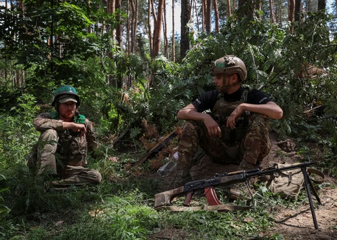Quân nhân Ukraine ở tiền tuyến gần thành phố Kupiansk, Ukraine - Ảnh: REUTERS Quân nhân Ukraine ở tiền tuyến gần thành phố Kupiansk, Ukraine - Ảnh: REUTERS