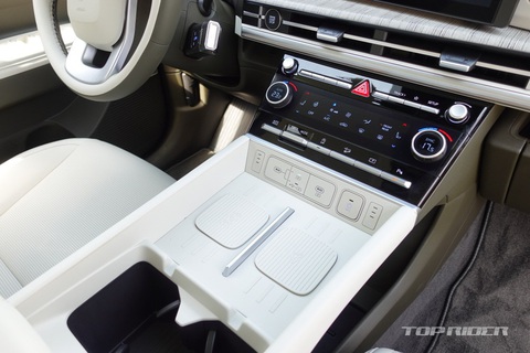 Săm soi chi tiết Hyundai Santa Fe ngoài thực tế sau ngày ra mắt hoàn chỉnh - Ảnh 16. Săm soi chi tiết Hyundai Santa Fe ngoài thực tế sau ngày ra mắt hoàn chỉnh - Ảnh 16.