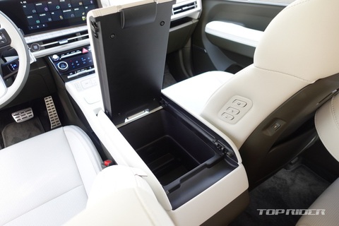 Săm soi chi tiết Hyundai Santa Fe ngoài thực tế sau ngày ra mắt hoàn chỉnh - Ảnh 18. Săm soi chi tiết Hyundai Santa Fe ngoài thực tế sau ngày ra mắt hoàn chỉnh - Ảnh 18.