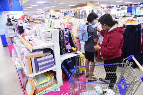 Mua sắm dụng cụ học tập giá tốt tại siêu thị - Ảnh 3. Chị Mộng Thu chọn balô cho con gái Bảo My tại Co.opmart Chu Văn An, quận Bình Thạnh, TP.HCM chiều 9-8 - Ảnh: QUANG ĐỊNH