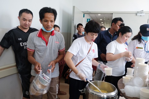 Cô Lê Tường Vy (giữa) cùng học trò chuẩn bị những phần ăn cho các bé bệnh nhi - Ảnh: NGỌC PHƯỢNG Cô Lê Tường Vy (giữa) cùng học trò chuẩn bị những phần ăn cho các bé bệnh nhi - Ảnh: NGỌC PHƯỢNG