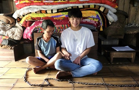 'Dũng thủ khoa' xin nhường suất học bổng cho bạn khó khăn hơn - Ảnh 1. Bùi Mạnh Dũng quyết tâm học để gỡ sợi dây xích chân cho bố - Ảnh: NGUYÊN BẢO
