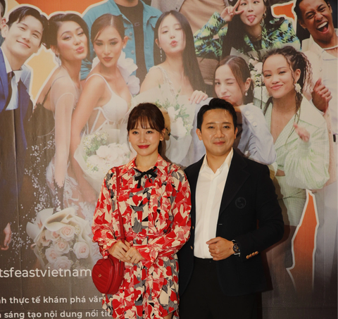 'Hành trình kỳ thú': show truyền hình thực tế Việt phát sóng khắp châu Á - Ảnh 3. Trấn Thành và Hari Won tại buổi họp báo ra mắt "Hành trình kỳ thú", cặp đôi sẽ đồng hành với các thí sinh ở vai trò người bình luận cùng Minh Triệu và Kỳ Duyên - Ảnh: BTC