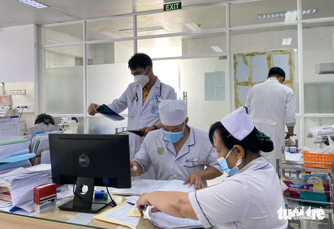 TP.HCM: Nhân viên y tế nghỉ việc giảm, tạo cơ hội việc làm cho bác sĩ trẻ - Ảnh 1. Số lượng bác sĩ, điều dưỡng, hộ sinh... nghỉ việc tại các bệnh viện ở TP.HCM trong 8 tháng đầu năm 2023 có xu hướng giảm so với năm 2022 - Ảnh: X.MAI