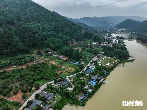 Chi chít công trình vi phạm được xây dựng kiên cố dọc hồ Đồng Đò, Sóc Sơn - Ảnh: NAM TRẦN Chi chít công trình vi phạm được xây dựng kiên cố dọc hồ Đồng Đò, Sóc Sơn - Ảnh: NAM TRẦN