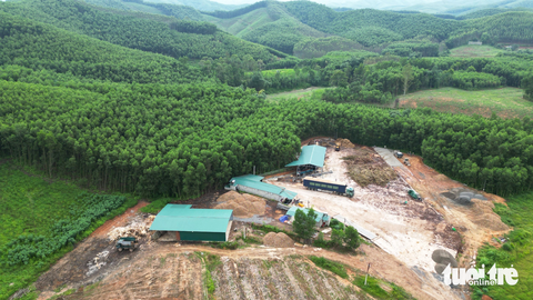 Huyện chỉ đạo xử lý dứt điểm xưởng chế biến gỗ trên đất rừng - Ảnh 1. Khu xưởng chế biến gỗ trên đất rừng sản xuất chưa được cấp phép của ông Hoàng Văn Thanh tại xã Dương Hưu, huyện Sơn Động, tỉnh Bắc Giang - Ảnh: TIẾN THẮNG