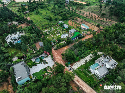 Chi cục trưởng Chi cục Kiểm lâm Hà Nội: Nên đấu giá các công trình sai phép tại Sóc Sơn - Ảnh 4. Các công trình xây sai phép trên Đồi Dõng Chum (xã Minh Trí, Sóc Sơn) - Ảnh: NAM TRẦN