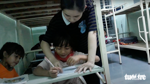 Thiếu hơn 6000 giáo viên, thầy cô phải thay nhau đi 'biệt phái' - Ảnh 1. Tình trạng thiếu giáo viên ở tỉnh Gia Lai ngày càng trầm trọng. Trong ảnh: giáo viên của một trường dân tộc nội trú bổ túc thêm cho học sinh vào buổi tối - Ảnh: ĐÌNH CƯƠNG