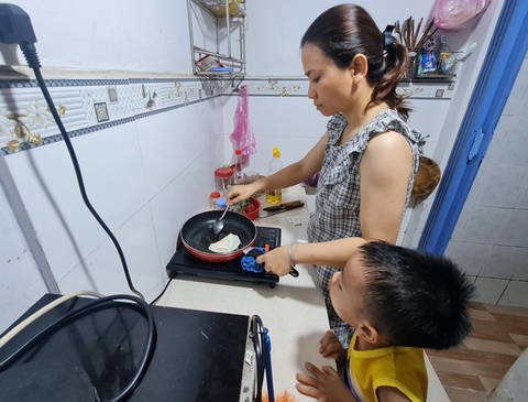 Rút bảo hiểm xã hội một lần: lấy tiền về già lo khó khăn lúc trẻ - Ảnh 3. Không chỉ thu nhập khó đủ sống, nhiều công nhân còn đang oằn mình khi bị giảm giờ làm vì thiếu đơn hàng - Ảnh: C.TRIỆU