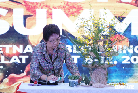 Cuộc thi cắm hoa thế giới được tổ chức tại Đà Lạt - Ảnh 2. Nghệ nhân Philippines trình diễn cắm hoa tại chương trình công bố World Flower Council Summit 2023 - Ảnh: M.V.