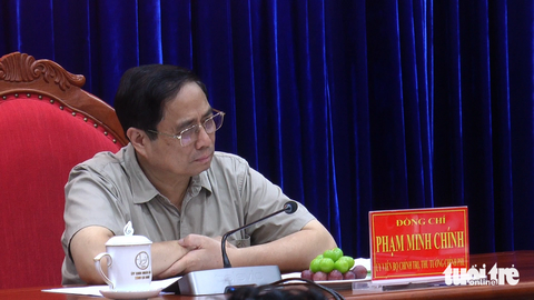 Dùng trực thăng khảo sát sạt lở - Ảnh 2. Thủ tướng đề nghị các địa phương bị ảnh hưởng nhiều bởi sạt lở phải ưu tiên di dời dân đến nơi ở an toàn, khắc phục những đoạn xung yếu trước khi tính đến những dự án lớn để giữ đất, lấn biển - Ảnh: THANH HUYỀN