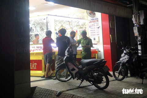 Bắt nóng nam thanh niên cướp tiệm vàng ở Đồng Nai - Ảnh 1. Lực lượng công an có mặt tại tiệm vàng để điều tra vụ cướp - Ảnh: A LỘC