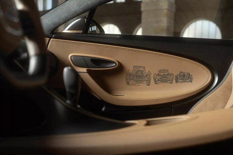 Bugatti Chiron có bản 'dát vàng' với hình xăm đặc biệt đầy đắt đỏ - Ảnh 10. Bugatti Chiron có bản 'dát vàng' với hình xăm đặc biệt đầy đắt đỏ - Ảnh 10.