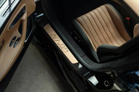 Bugatti Chiron có bản 'dát vàng' với hình xăm đặc biệt đầy đắt đỏ - Ảnh 12. Bugatti Chiron có bản 'dát vàng' với hình xăm đặc biệt đầy đắt đỏ - Ảnh 12.