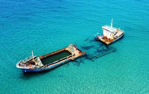 Cận cảnh tàu chở gạo ngàn tấn bị sóng đánh gãy đôi, chờ trục vớt bán sắt - Ảnh 1. Tàu chở gạo ngàn tấn Hoàng Gia 46 bị sóng đánh gãy đôi, đuôi và mũi tàu nằm cách xa nhau - Ảnh: T.M