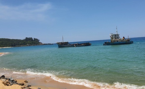 Cận cảnh tàu chở gạo ngàn tấn bị sóng đánh gãy đôi, chờ trục vớt bán sắt - Ảnh 6. Khu vực tàu mắc cạn nằm rất gần bờ, hiện biên phòng phải cử lực lượng túc trực bảo vệ và cảnh báo người dân tránh xa con tàu - Ảnh: T.M