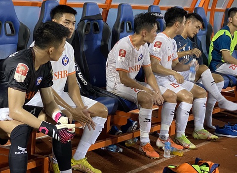 Đánh bại Khánh Hòa, SHB Đà Nẵng vẫn rớt hạng. - Ảnh 3. Cầu thủ SHB Đà Nẵng thất vọng khi phải xuống hạng - Ảnh: MINH NGUYỆT