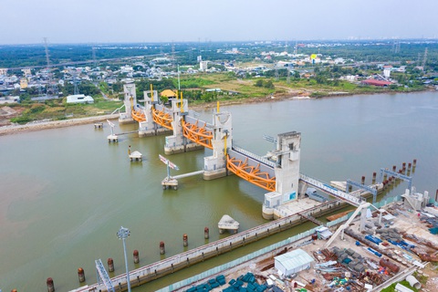 TP.HCM kiến nghị Thủ tướng gỡ vướng cho dự án chống ngập 10 ngàn tỉ - Ảnh 1. Dự án chống ngập khu vực TP.HCM đã hoàn thành hơn 90% khối lượng công việc nhưng thành phố chưa thể thanh toán đất và tiền cho nhà đầu tư - Ảnh: L.Q.