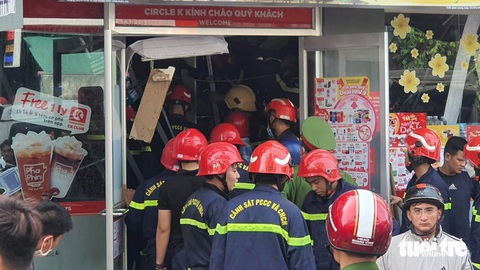 Người nhà học sinh tử vong trong vụ sập cửa hàng tiện lợi tiếp tục khiếu nại - Ảnh 1. Lực lượng cứu hộ cứu nạn đang đào bới trong đống đổ nát, cắt sắt tiếp cận nạn nhân - Ảnh: MINH HÒA