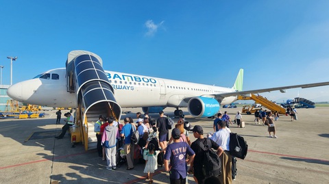 Giá vé máy bay nội địa tăng từ 1-3-2024- Ảnh 1. Từ 1-3-2024, giá vé máy bay phổ thông nội địa sẽ tăng từ 50.000 đến 250.000 đồng/vé tùy cự ly đường bay - Ảnh: TUẤN PHÙNG