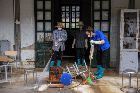 Tin tức sáng 12-8: - Ảnh 1. Thanh niên Huyện Đoàn Mù Cang Chải, Yên Bái dọn dẹp trường học sau lũ quét - Ảnh: NAM TRẦN