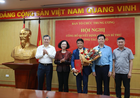 Trao quyết định bổ nhiệm trợ lý thường trực Ban Bí thư - Ảnh 1. Lãnh đạo Ban Tổ chức Trung ương và Văn phòng Trung ương Đảng tặng hoa chúc mừng trợ lý thường trực Ban Bí thư Phạm Trọng Cường - Ảnh: VGP