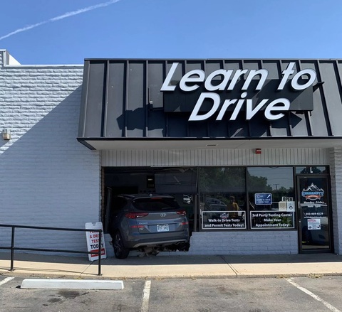 Pha 'độn thổ' của giáo viên dạy lái xe: Cho Hyundai Tucson tông đúng vào tòa nhà mình làm việc - Ảnh 1. Pha 'độn thổ' của giáo viên dạy lái xe: Cho Hyundai Tucson tông đúng vào tòa nhà mình làm việc - Ảnh 1.