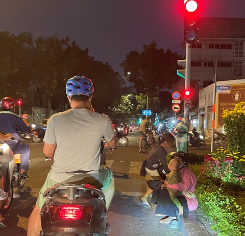 Mỗi ngày, các em nhỏ đều phải chạy băng ra đường hàng trăm lần để xin tiền - Ảnh: V.SAN Mỗi ngày, các em nhỏ đều phải chạy băng ra đường hàng trăm lần để xin tiền - Ảnh: V.SAN