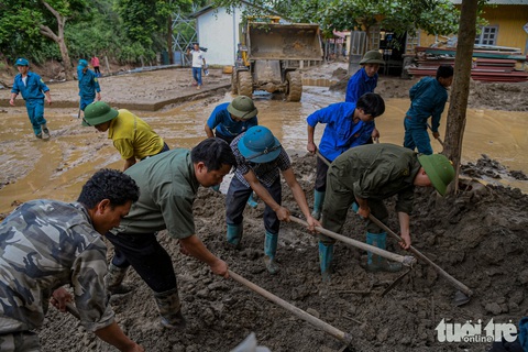 Bí thư Yên Bái đi tìm đất tái định cư cho bà con vùng lũ - Ảnh 4. Bí thư Tỉnh ủy Yên Bái giao Bộ chỉ huy quân sự tỉnh chủ trì phối hợp cùng các đơn vị ưu tiên dọn dẹp bùn đất tại trường Hồ Bốn - Ảnh: NAM TRẦN