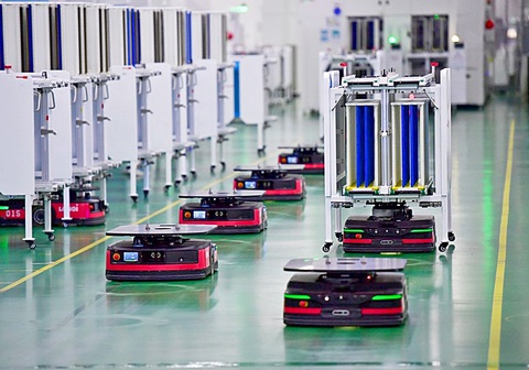 Những con robot thông minh làm việc tại nhà máy sản xuất pin mặt trời ở TP Tây An, tỉnh Thiểm Tây (Trung Quốc) vào tháng 3-2022 - Ảnh: Tân Hoa xã Những con robot thông minh làm việc tại nhà máy sản xuất pin mặt trời ở TP Tây An, tỉnh Thiểm Tây (Trung Quốc) vào tháng 3-2022 - Ảnh: Tân Hoa xã