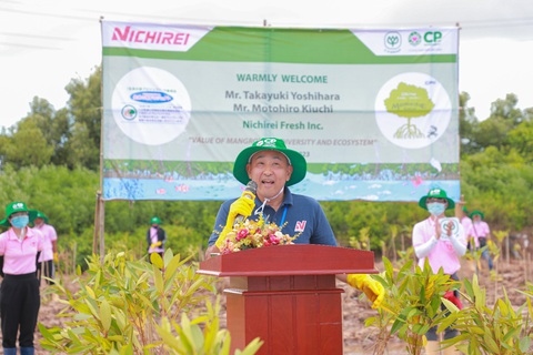 C.P. Việt Nam khởi động dự án trồng cây bảo vệ đa dạng sinh học trang trại nuôi tôm - Ảnh 1. Ông Takayuki Yoshihara, giám đốc điều hành công ty Nichirei Fresh Nhật Bản, phát biểu tại chương trình và tham gia trồng cây