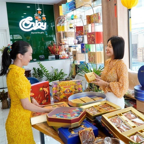 Bước chuyển mình sang bán lẻ thực phẩm trong 15 năm của Enjoy Online - Ảnh 3. Đại diện Enjoy Online tư vấn khách hàng lựa chọn bánh trung thu