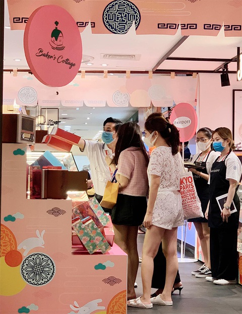 Bước chuyển mình sang bán lẻ thực phẩm trong 15 năm của Enjoy Online - Ảnh 4. Gian hàng bánh trung thu nhập khẩu của Enjoy Online tại Takashimaya thu hút khách
