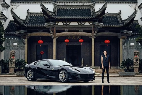 Không phải Dubai, Trung Quốc mới là nơi có nhiều phụ nữ mua Ferrari hơn bất kỳ nước nào khác - Ảnh 1. Shindy Xin Di Meng, bà chủ một công ty dệt may lớn ở Trung Quốc, bên cạnh chiếc Ferrari 458 của mình - Ảnh: Ferrari