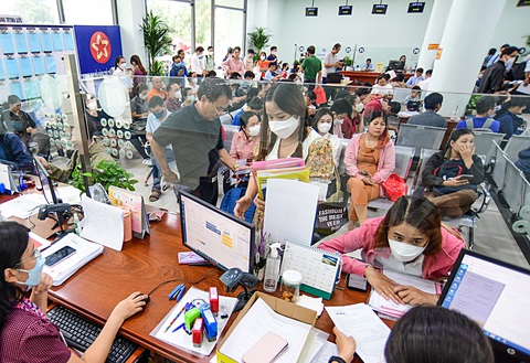 Người dân làm thủ tục đất đai tại bộ phận tiếp nhận và trả kết quả hồ sơ lĩnh vực đất đai ở TP.HCM - Ảnh minh họa: QUANG ĐỊNH Người dân làm thủ tục đất đai tại bộ phận tiếp nhận và trả kết quả hồ sơ lĩnh vực đất đai ở TP.HCM - Ảnh minh họa: QUANG ĐỊNH