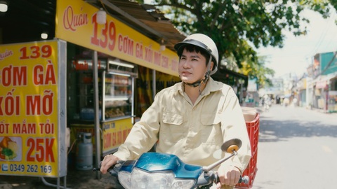Lương Gia Huy, Tiết Cương kể chuyện đời đàn ông tuổi 40 - Ảnh 1. Lương Gia Huy hóa "ông chú trung niên" nghèo trong MV U40