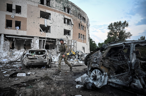 Địa điểm xảy ra cuộc tấn công bằng tên lửa của Nga ở Zaporizhzhia, Ukraine ngày 10-8 - Ảnh: REUTERS Địa điểm xảy ra cuộc tấn công bằng tên lửa của Nga ở Zaporizhzhia, Ukraine ngày 10-8 - Ảnh: REUTERS