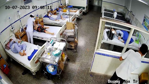 Kịch tính pha cứu bệnh nhân sốc phản vệ ngừng tim, ngừng thở khi truyền hóa chất - Ảnh 1. Nữ điều dưỡng sau khi tiêm thuốc đã nhanh chóng ép tim, đồng thời nhờ người bấm còi báo động để cứu bệnh nhân sốc phản vệ - Ảnh: ĐỨC CƯỜNG