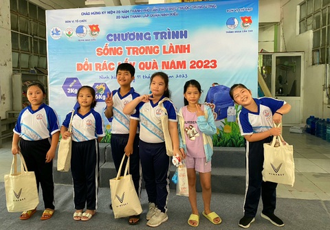 Thanh niên Cần Thơ chung tay vì môi trường không rác thải - Ảnh 2. Với mỗi 1kg rác, các bạn nhỏ sẽ đổi được một phần quà tương ứng - Ảnh: NGỌC DIỄM