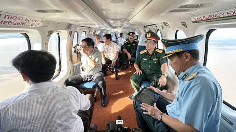Thủ tướng thị sát tình hình sạt lở ven biển các tỉnh Sóc Trăng, Bạc Liêu, Cà Mau bằng máy bay trực thăng - Ảnh VGP/Nhật Bắc Thủ tướng thị sát tình hình sạt lở ven biển các tỉnh Sóc Trăng, Bạc Liêu, Cà Mau bằng máy bay trực thăng - Ảnh VGP/Nhật Bắc