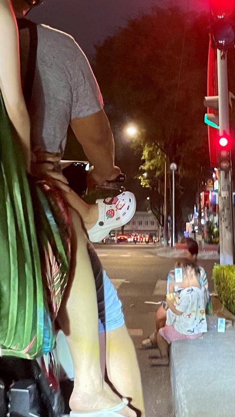 Dù mưa gió hay nắng gắt, những đứa bé này vẫn phải liếm sống từ sáng đến tối mịt ở các ngã tư hoặc lao ra đường khi đèn đỏ mà không biết các nguy hiểm rình rập - Ảnh: V.SAN Dù mưa gió hay nắng gắt, những đứa bé này vẫn phải kiếm sống từ sáng đến tối mịt ở các ngã tư hoặc lao ra đường khi đèn đỏ mà không biết các nguy hiểm rình rập - Ảnh: V.SAN