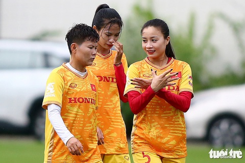 Trung vệ Chương Thị Kiều tiết lộ bất ngờ về đối thủ ưa thích nhất ở World Cup nữ - Ảnh 3. Buổi tập chiều 11-8 của đội tuyển nữ Việt Nam diễn ra dưới trời mưa - Ảnh: HOÀNG TÙNG